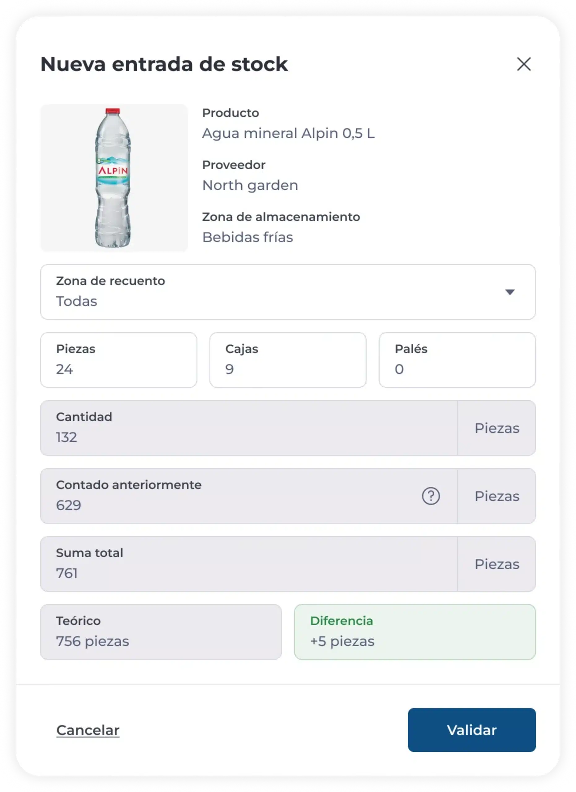 Pantalla de entrada de existencias en la que se muestra una botella de agua Alpin de 0,5 l. Los campos muestran los artículos contados, las cajas, los palés, el recuento anterior y la diferencia respecto al total previsto. En la parte inferior se encuentran los botones «Cancelar» y «Validar».