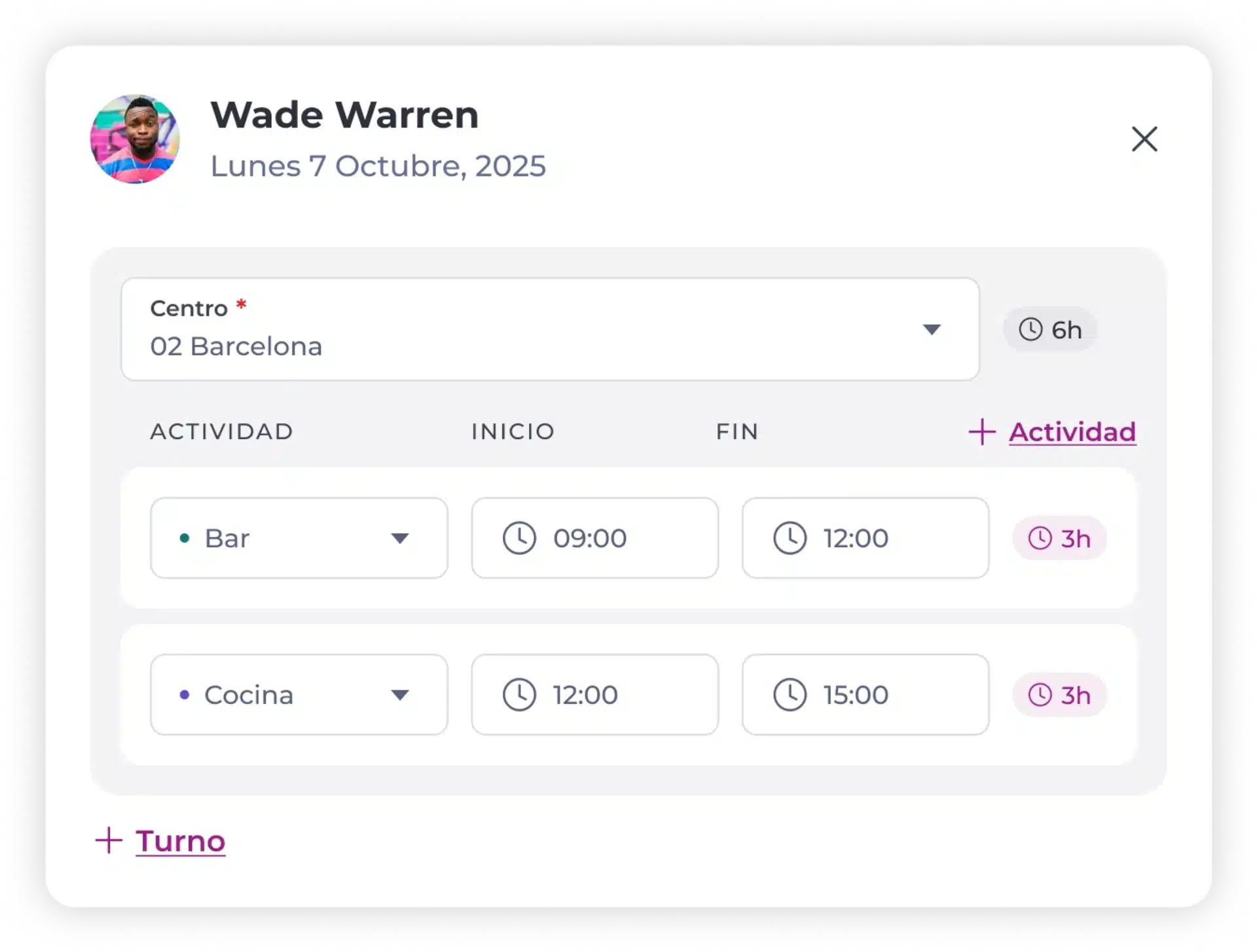 Una interfaz de planificación muestra los turnos de Wade Warren del 7 de octubre de 2025 en Barcelona, que incluyen el turno de «Bar» de 09:00 a 12:00 y el de «Cocina» de 12:00 a 15:00, con menús desplegables para seleccionar las horas y las actividades.