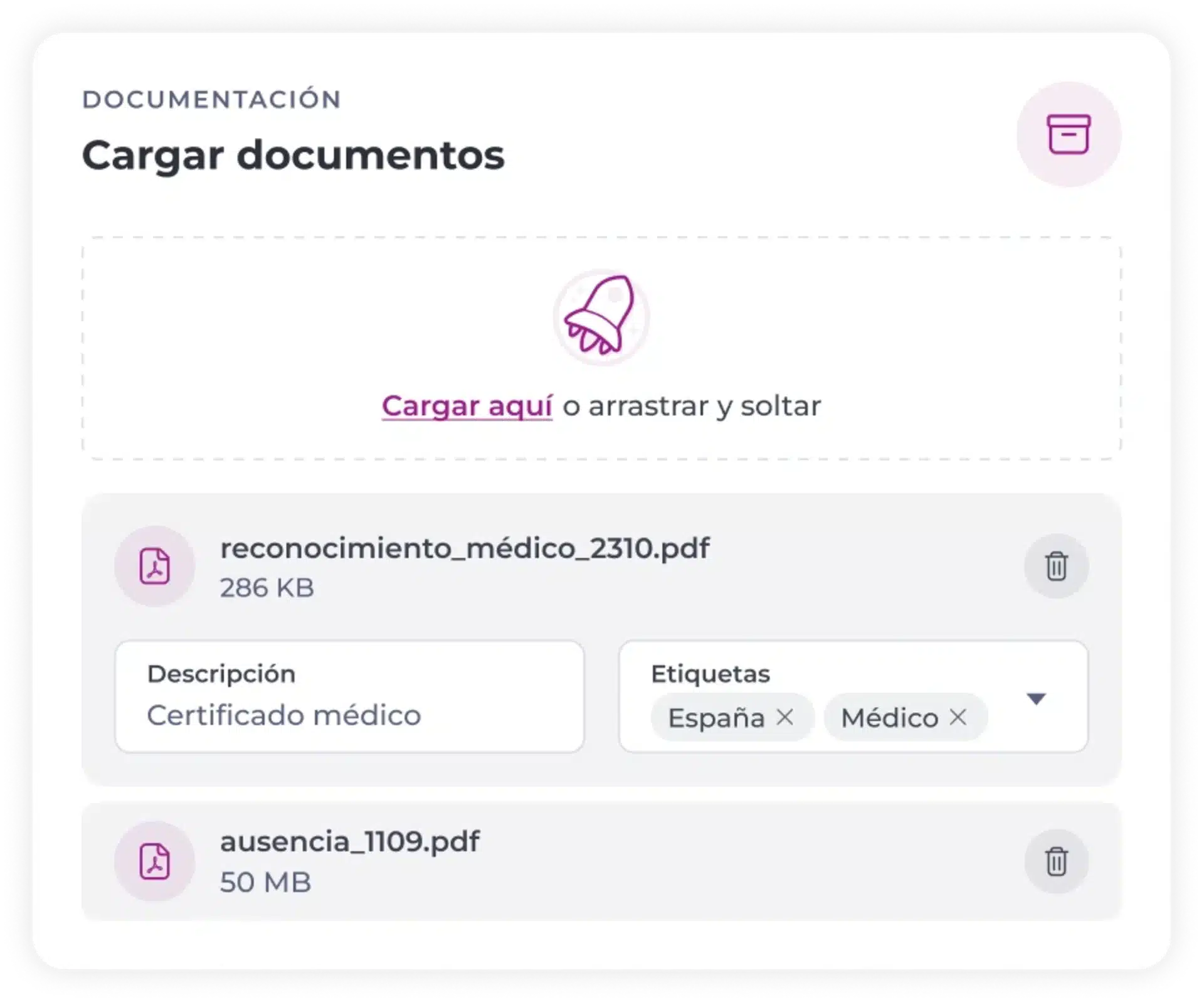 Interfaz de subida de documentos en español diseñada para un sistema de gestión documental destinado al sector de la hostelería, en la que se muestran dos archivos subidos: «reconocimiento_médico_2310.pdf» (286 KB, certificado médico) con las etiquetas «España» y «Médico», y «ausencia_1109.pdf» (50 MB).