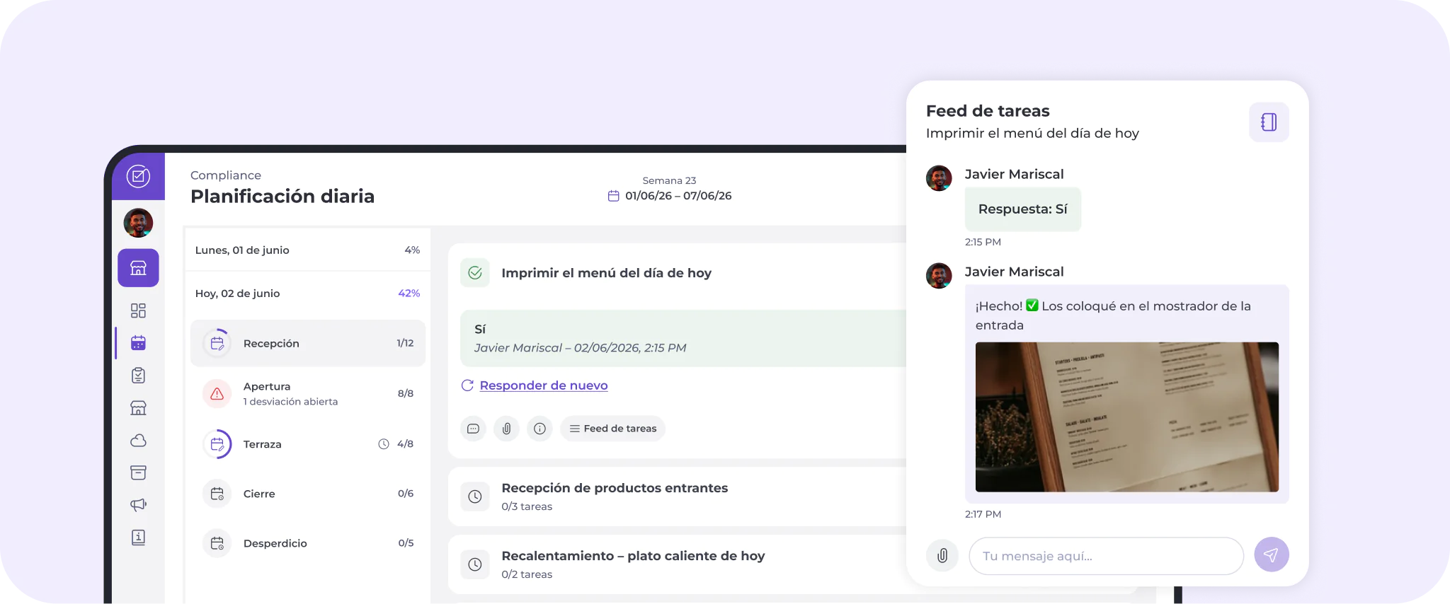Un panel de control digital muestra una herramienta de planificación diaria con tareas, mensajes y un hilo de chat. En el chat aparece un mensaje con una foto adjunta de un menú impreso, y el estado de las tareas se puede ver en la barra lateral izquierda.