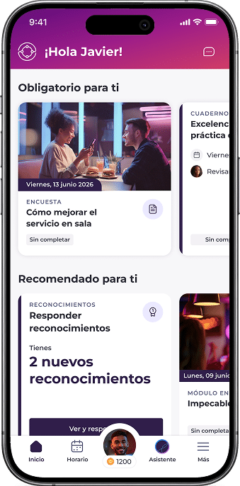 La pantalla de un smartphone muestra la interfaz de una aplicación llena de color. En la parte superior se lee: «¡Hola, Javier!». Debajo, varias secciones muestran diferentes tareas: una encuesta sobre la mejora del servicio, una pareja cenando y una recomendación para responder a dos agradecimientos.