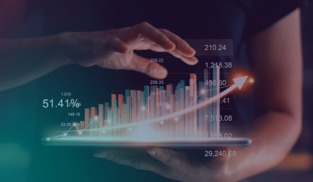 Una persona sostiene una tableta en la que se ven gráficos de barras de colores, porcentajes y una flecha que apunta hacia arriba, lo que representa el crecimiento financiero, el análisis de datos o las tendencias del negocio digital.
