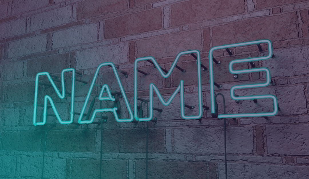 Un letrero de neón con la palabra «NAME» está colocado en una pared de ladrillo, brillando con una luz azul y proyectando un suave reflejo sobre la superficie de la pared.