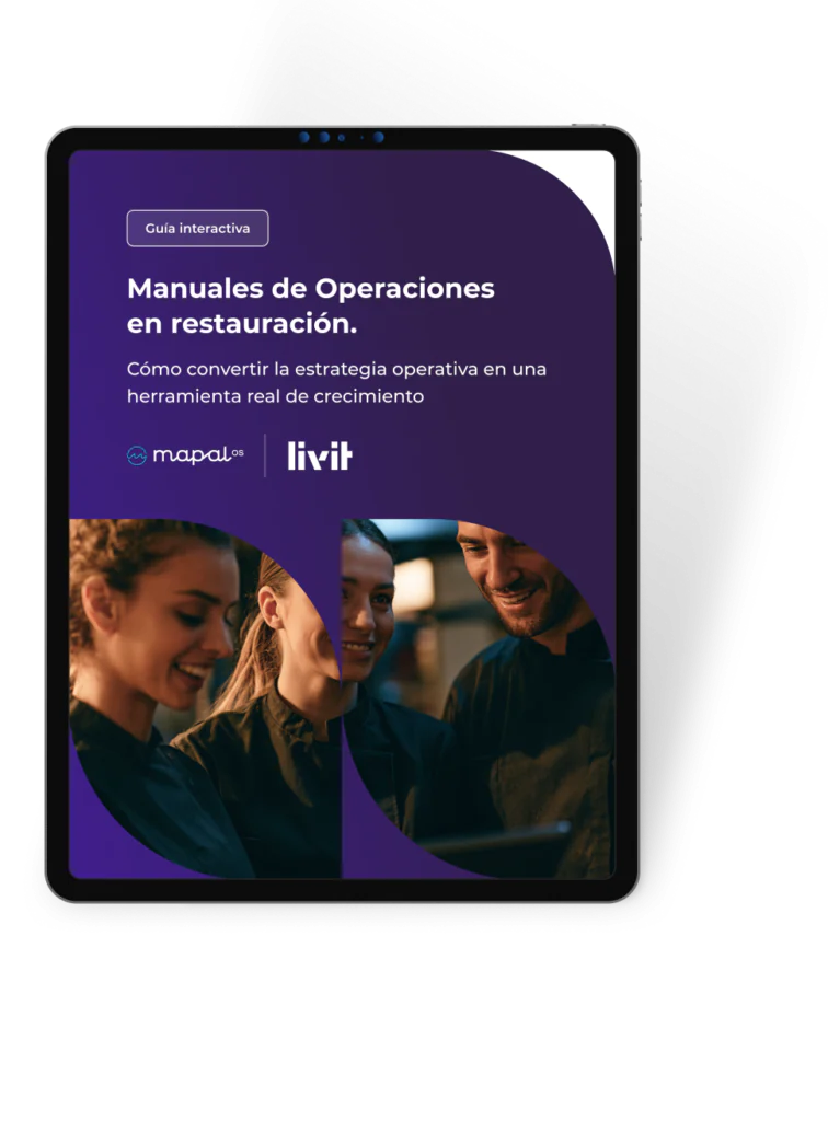 Tableta en la que se muestra una guía en español titulada «Manuales de operaciones en restauración», con una foto del personal del restaurante sonriendo y los logotipos de Mapal OS y Livit.