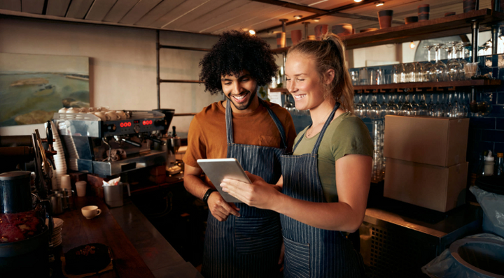 Une équipe heureuse après avoir constaté les avantages du logiciel de gestion de Easilys f&b