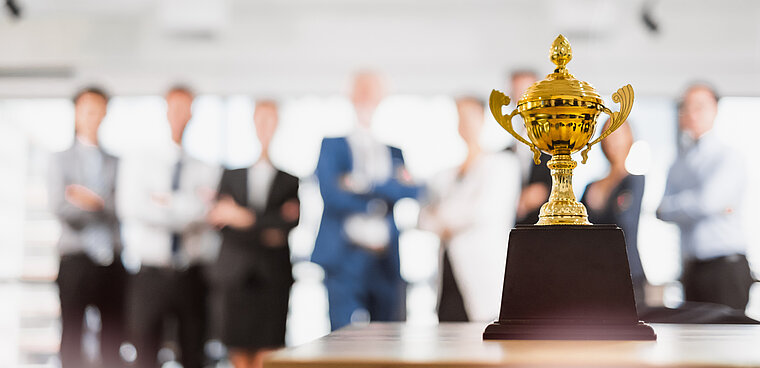 trofeo premio empleados reconocimiento laboral guudjob mapal os