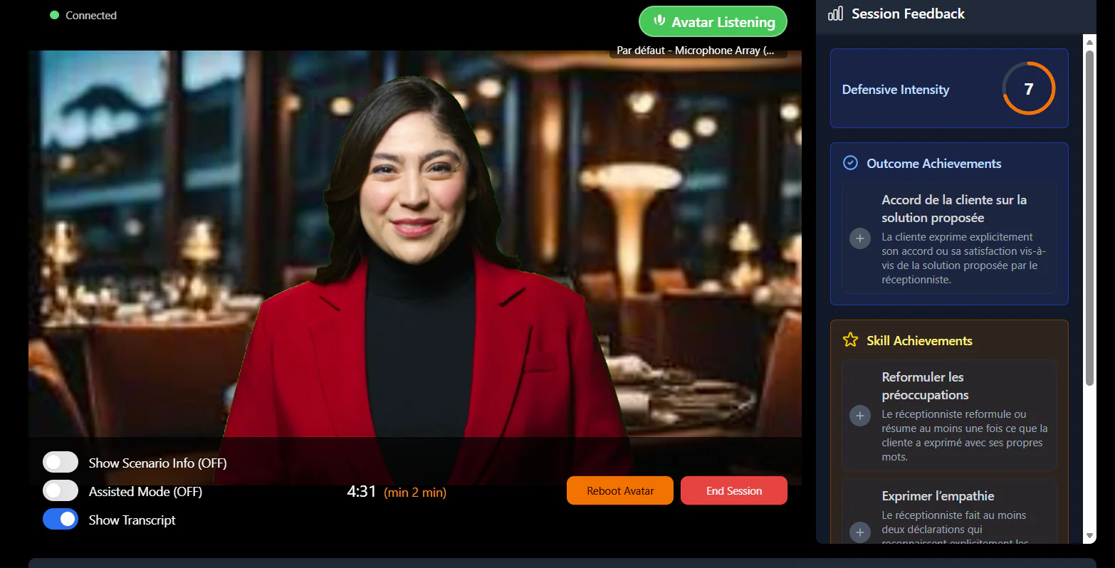 Une femme vêtue d'un blazer rouge sourit pendant une session de formation en ligne. L'interface affiche les commentaires sur la session, les compétences acquises et une option permettant d'obtenir la transcription. En arrière-plan, on aperçoit un décor de restaurant flou.