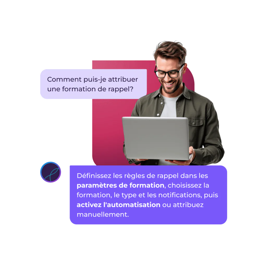 Un homme à lunettes sourit devant un ordinateur portable. Une bulle de discussion pose une question sur l'attribution des rappels de formation ; une réponse mise en évidence explique comment définir des règles de rappel dans les paramètres de formation et comment les automatiser ou les attribuer manuellement.