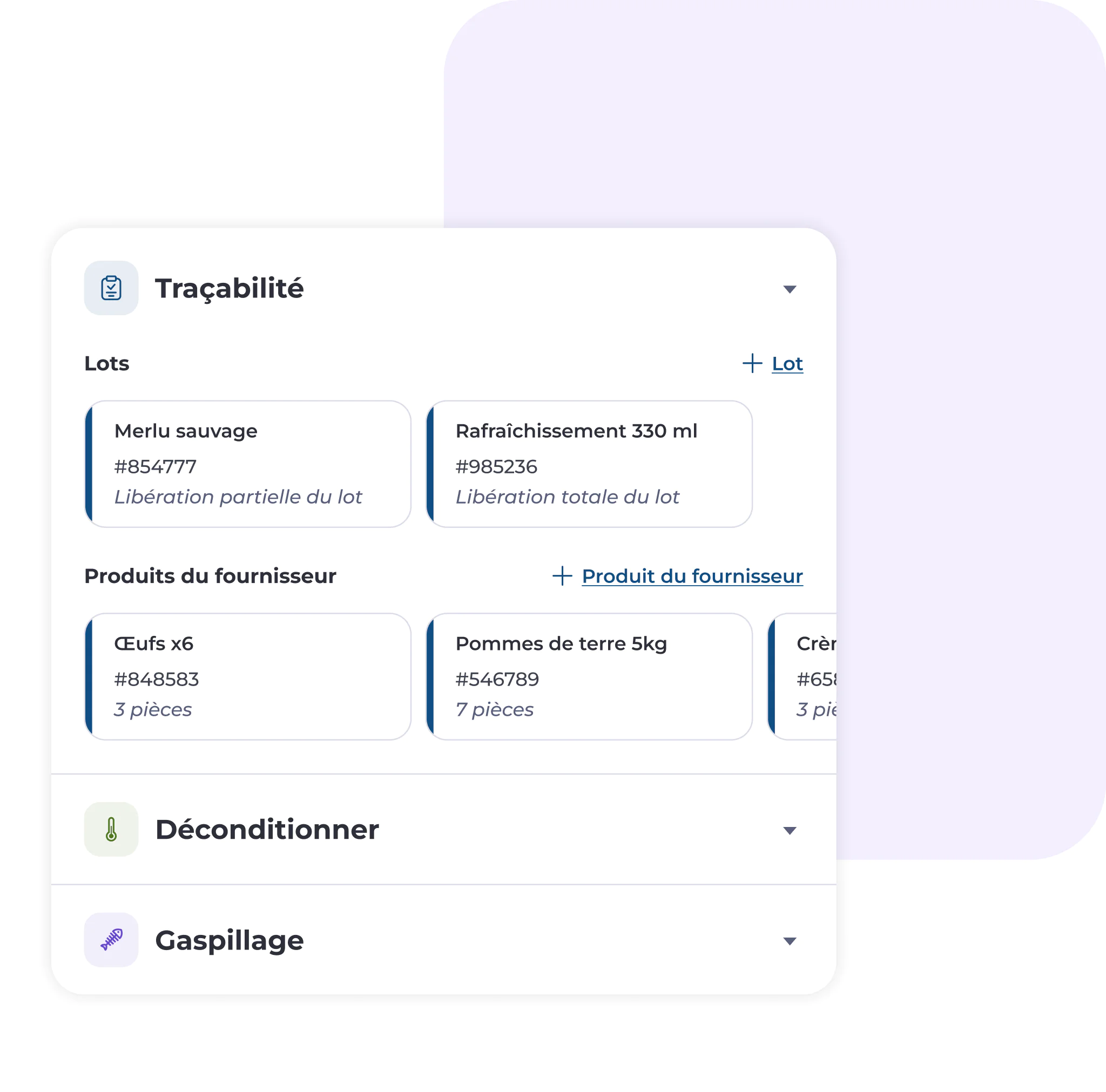 Une interface de tableau de bord affiche les données de traçabilité des lots et des produits des fournisseurs, ainsi que des options permettant de déballer les produits ou de gérer les déchets. Parmi les lots présentés, on trouve notamment le « Merlu sauvage » et le « Rafraîchissement 330 ml », avec des informations telles que les codes et les quantités.