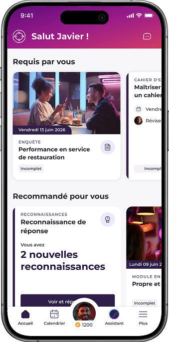 L'écran d'un smartphone affiche le tableau de bord d'une application française comprenant des rubriques consacrées aux tâches, aux sondages et aux recommandations. En haut de l'écran, on peut lire « Salut Javier ! » ; en bas, on trouve la progression des tâches, les dates et des icônes de navigation.