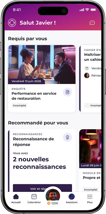 L'écran d'un smartphone affiche le tableau de bord d'une application française comprenant des rubriques consacrées aux tâches, aux sondages et aux recommandations. En haut de l'écran, on peut lire « Salut Javier ! » ; en bas, on trouve la progression des tâches, les dates et des icônes de navigation.