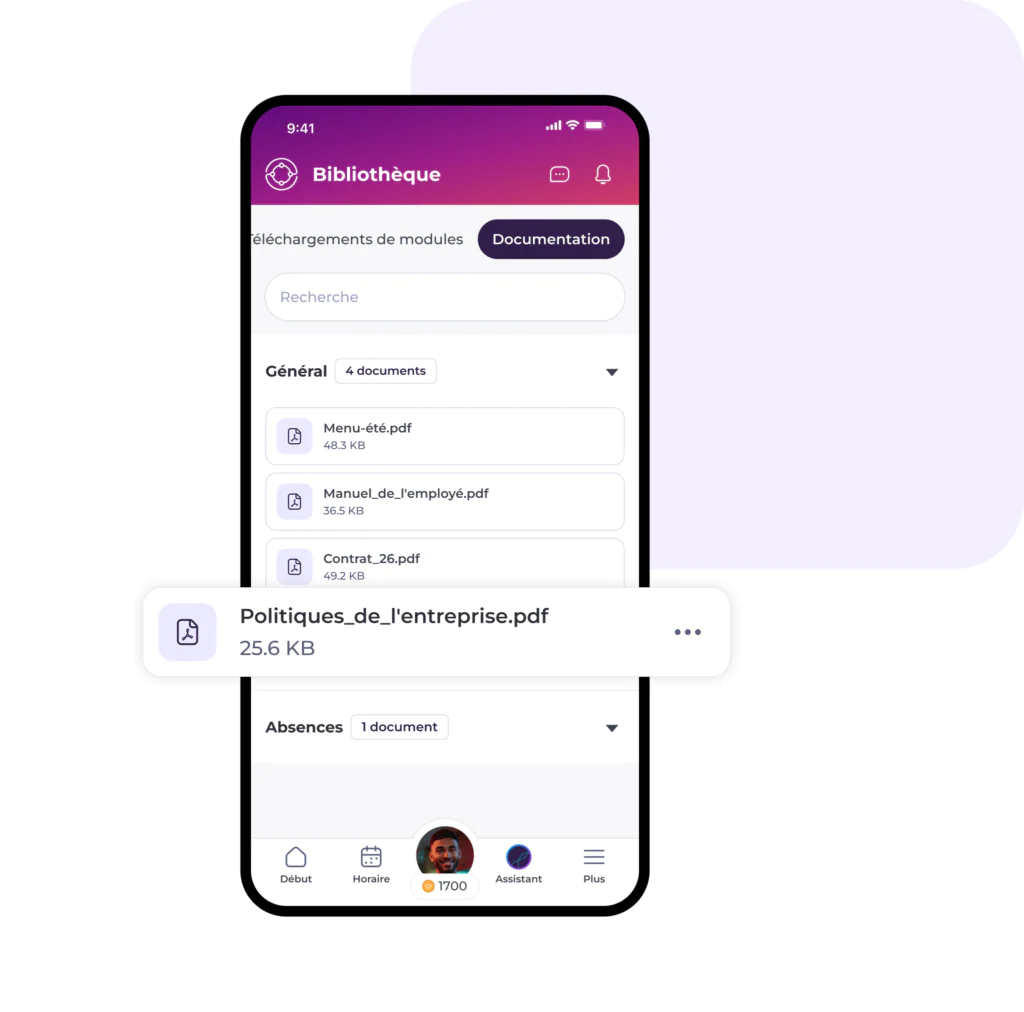 L'écran d'une application mobile affiche une bibliothèque numérique contenant des documents PDF téléchargeables, notamment « Politiques_de_l’entreprise.pdf ». Conçue comme une application de communication interne destinée au secteur de la restauration et de l'hôtellerie, l'interface présente un thème épuré, dans des tons blancs et violets, avec des icônes de navigation situées en bas de l'écran.