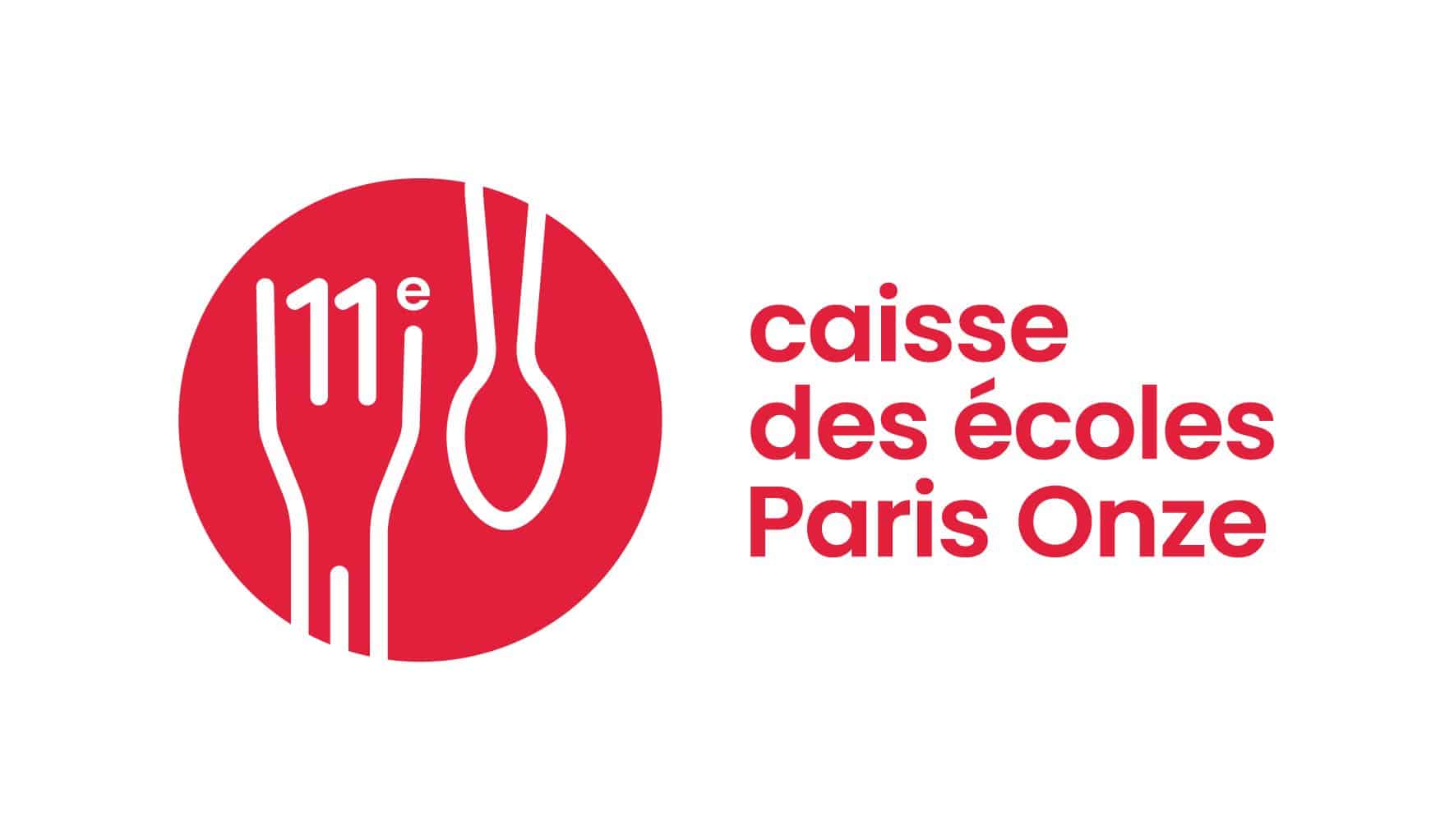Logo rouge représentant une fourchette et une cuillère, avec le chiffre « 11e » inscrit sur la fourchette et la mention « Caisse des écoles Paris Onze » à droite, le tout sur fond blanc.