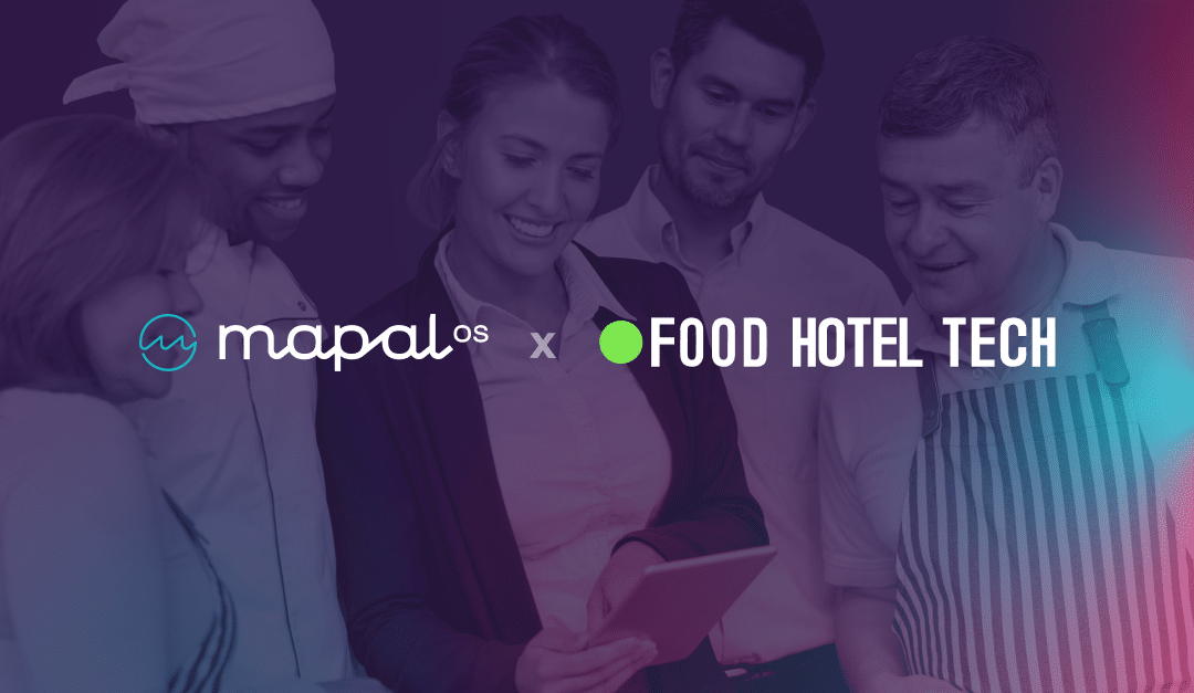 Un groupe de cinq personnes vêtues d'uniformes de restaurant regarde une tablette. Des logos superposés indiquent « mapal os x FOOD HOTEL TECH » sur un fond violet dégradé.