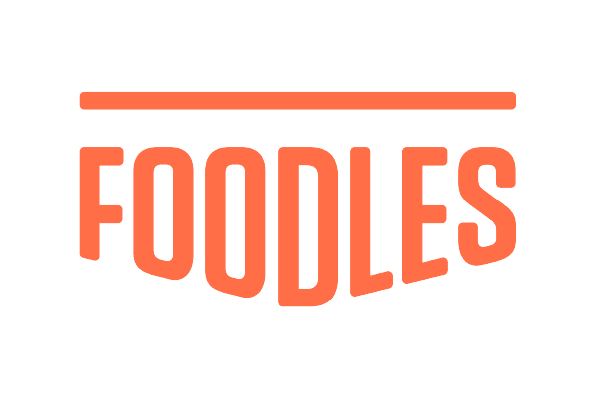 Le texte en orange, qui indique « FOODLES » en majuscules et surmonté d'une ligne horizontale, se détache sur un fond gris clair. La partie inférieure du mot forme une courbe rappelant une bannière.