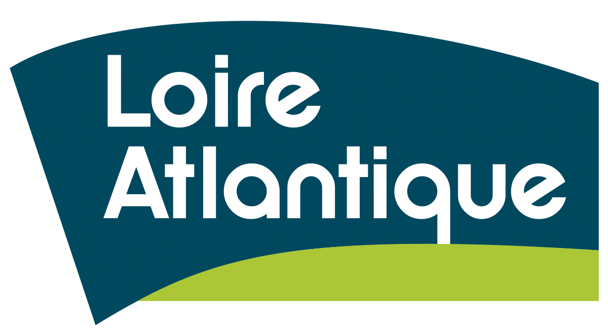 Logo comportant l'inscription « Loire-Atlantique » en blanc sur fond bleu foncé, au-dessus d'une bande verte incurvée en bas.