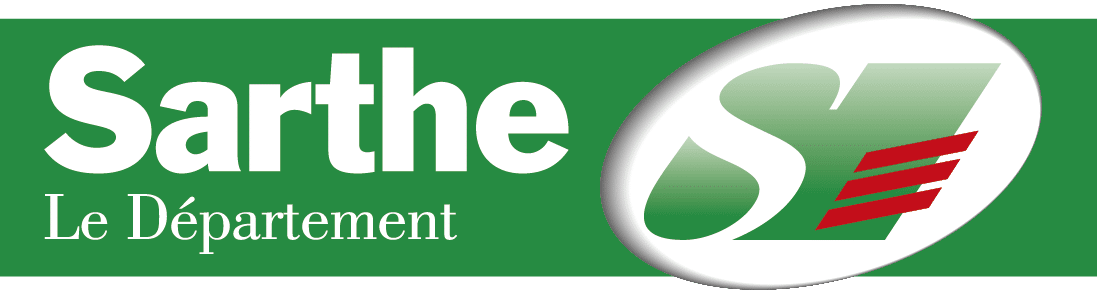 Logo vert et blanc comportant l'inscription « Sarthe Le Département » à côté d'un « S » stylisé orné de trois bandes rouges, représentant le département français de la Sarthe.