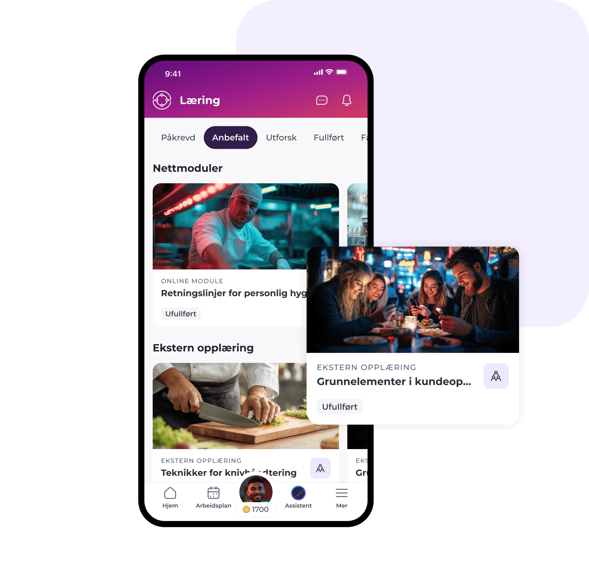 På skjermen til en smarttelefon vises en læringsapp med nettbaserte moduler, blant annet om emner som personlig hygiene og kundeservice, samt et bilde av folk som smiler rundt et bord.