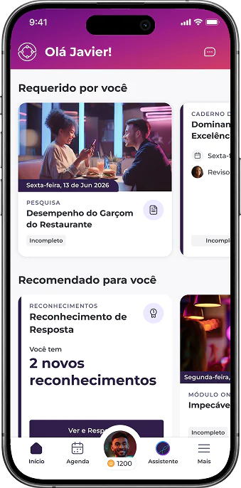 O ecrã de um smartphone apresenta um painel de controlo em português, com a saudação «Olá, Javier!», e secções dedicadas a tarefas e recomendações. Na imagem principal, duas pessoas conversam num restaurante, com ícones e notificações na parte inferior.