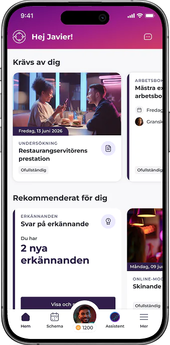 En smartphone visar en app på svenska med avsnitt för uppgifter och rekommendationer, med bilder på människor som pratar på en restaurang och olika kort för enkäter, utmärkelser och onlinekurser.