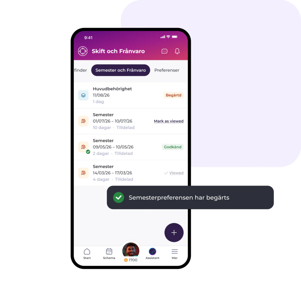 På en smarttelefonskärm visas en svensk app för frånvaro- och ledighetshantering, där godkända och väntande ledighetsansökningar visas tillsammans med ett meddelande: ”Semesterpreferensen har begärts” (Semesterönskemål har begärts).