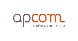 Logo with the text apcom in lowercase, with ap in grey and com in orange. Below, in smaller grey letters, it reads LE RÉSEAU DE LA COM, reflecting expertise in Hospitality Development Services on a light background.