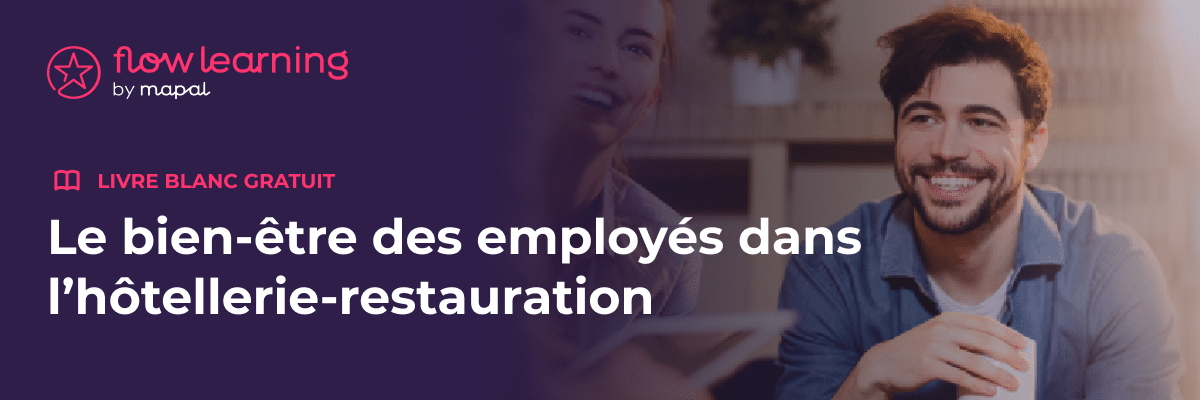 Un homme souriant est assis à une table dans un cadre décontracté. Un texte en français présente un livre blanc gratuit sur le bien-être des employés dans le secteur de l'hôtellerie et de la restauration, publié par Flow Learning.