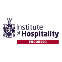 Logo de l'Institute of Hospitality comportant un blason à gauche et la mention « Institute of Hospitality » à côté. En dessous, une bande rouge sur laquelle figure en blanc la mention « ENDORSED ». Le fond est gris clair.