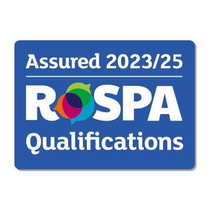 Insigne bleu portant la mention « Assured 2023/25 ROSPA Qualifications » en lettres blanches. Le « O » de « ROSPA » contient un logo circulaire multicolore composé de segments qui se chevauchent.