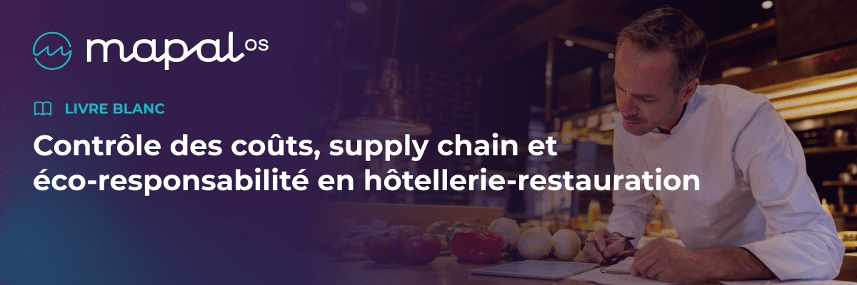 Un chef écrit sur un bloc-notes dans une cuisine, entouré de légumes. Texte : « Contrôle des coûts, chaîne d'approvisionnement et éco-responsabilité dans l'hôtellerie-restauration. Livre blanc. mapal os.. ».