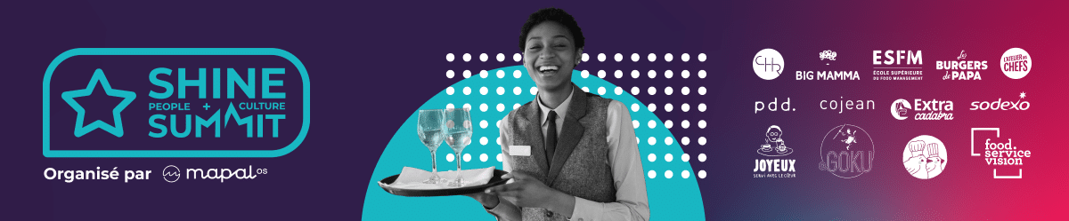 Un serveur souriant tient un plateau avec des verres lors de l'événement Shine Summit. Les logos des sponsors et le slogan « People + Culture » apparaissent sur un fond violet et bleu.
