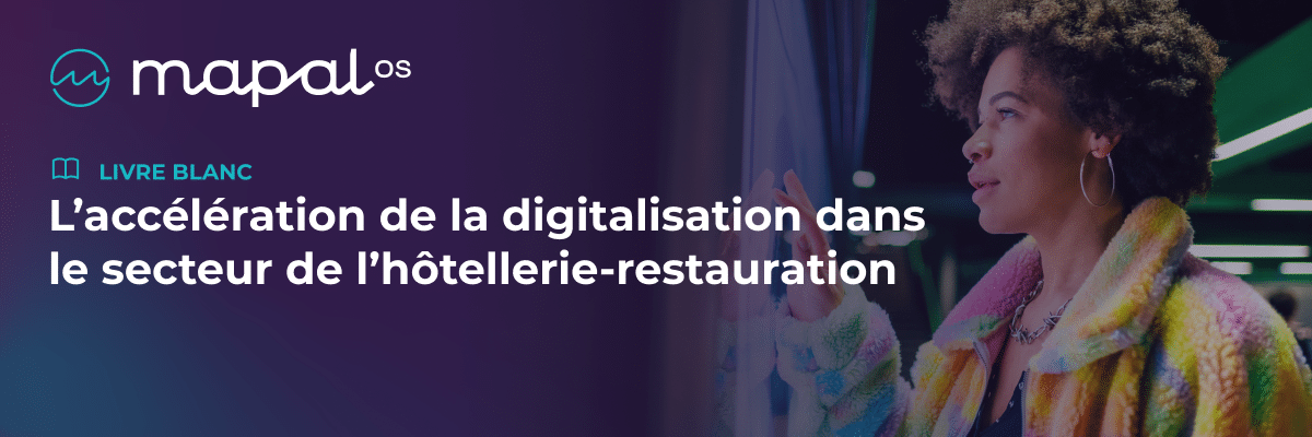 Une femme vêtue d'une veste colorée regarde par la fenêtre. Le texte indique : « L'accélération de la numérisation dans le secteur de l'hôtellerie-restauration ». Le logo de Mapal OS apparaît en haut à gauche.
