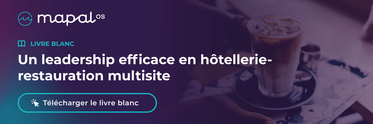 Une personne est assise à une table, devant un café au lait et un petit verre d'eau. Le texte fait la promotion d'un livre blanc sur le leadership efficace dans le secteur de l'hôtellerie multi-sites. Un bouton indique : « Télécharger le livre blanc ».