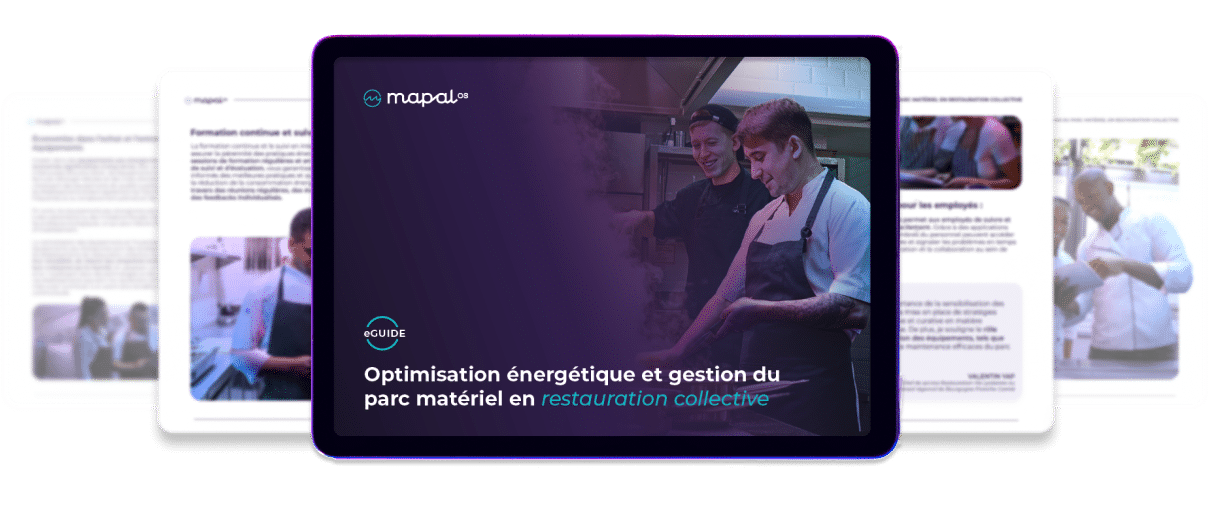 Une tablette affiche un guide sur l'optimisation énergétique dans la restauration collective, tandis que des chefs cuisinent dans une cuisine. En arrière-plan, on aperçoit des pages floues sur lesquelles figurent des chefs.