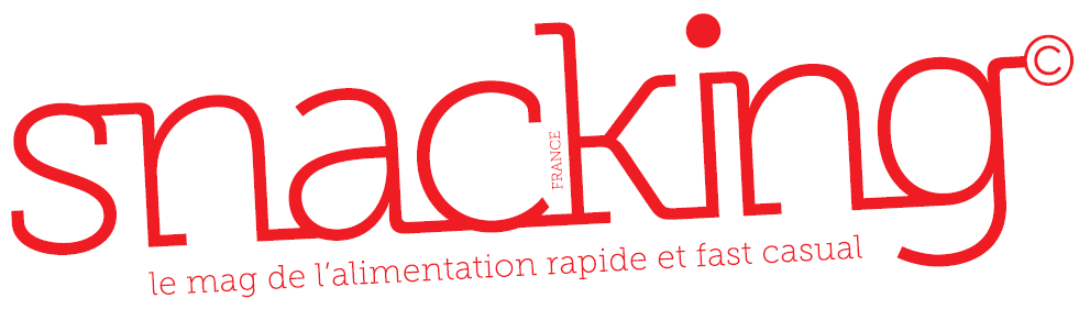 Logo en lettres rouges portant la mention « snacking », suivi, en dessous et en caractères plus petits, de « le mag de l'alimentation rapide et fast casual ». Le design est épuré et moderne, avec certains caractères légèrement inclinés.