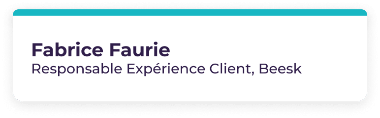 Un badge nominatif portant l'inscription « Fabrice Faurie, Responsable Expérience Client, Beesk », avec une ligne bleu sarcelle en haut sur fond blanc.