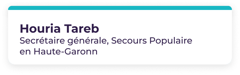 Une carte blanche portant, en caractères gras : « Houria Tareb » et, en caractères plus petits : « Secrétaire générale, Secours Populaire en Haute-Garonne… ».
