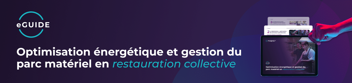 Une tablette affiche un guide électronique intitulé « Optimisation énergétique et gestion du parc matériel en restauration collective », sur lequel une main interagit, avec des pages Web en arrière-plan.