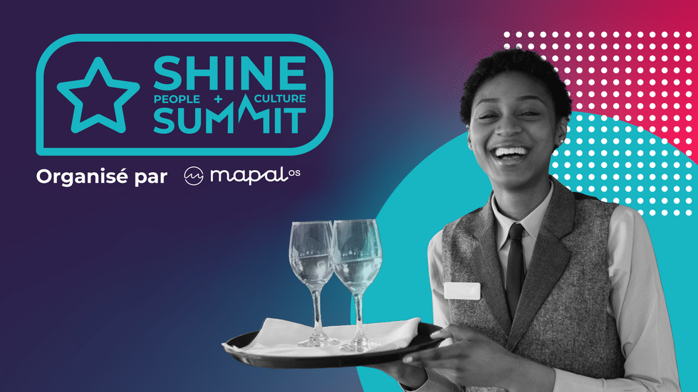 Un serveur souriant, en uniforme, tient un plateau sur lequel sont posés trois verres, à côté du logo du Shine Summit, organisé par Mapal, sur un fond coloré bleu et rouge orné de formes géométriques.