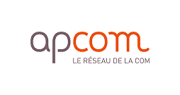 Logo with the text apcom in lowercase, with ap in grey and com in orange. Below, in smaller grey letters, it reads LE RÉSEAU DE LA COM, reflecting expertise in Hospitality Development Services on a light background.