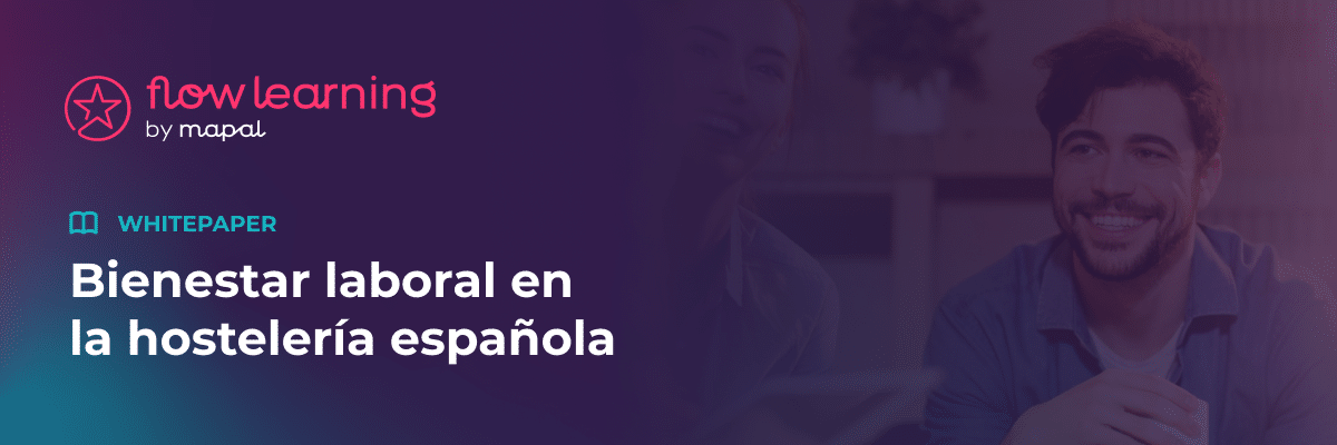 Dos personas sonriendo una al lado de la otra, con el texto: «Bienestar laboral en la hostelería española» y «flow learning» de MAPAL, sobre un fondo con degradado azul y morado.