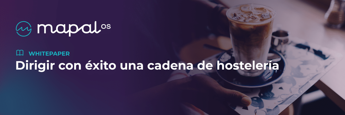 Una persona sostiene una bandeja con un café helado y un vaso de agua. El texto dice: WHITEPAPER Dirigir con éxito una cadena de hostelería. El logotipo de Mapal OS aparece en la parte superior izquierda.