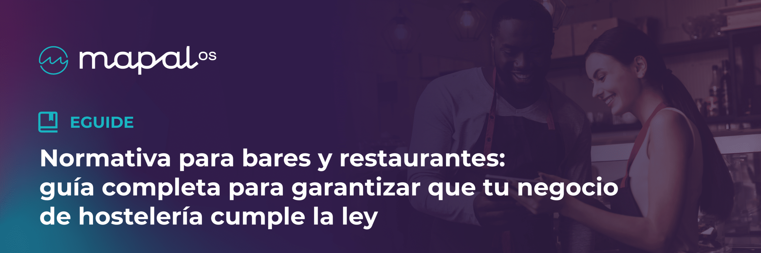 Dos personas que sonríen y trabajan juntas detrás del mostrador de un restaurante. El texto superpuesto, en español, trata sobre la normativa aplicable a los restaurantes y el cumplimiento de la legislación por parte de las empresas del sector de la hostelería.