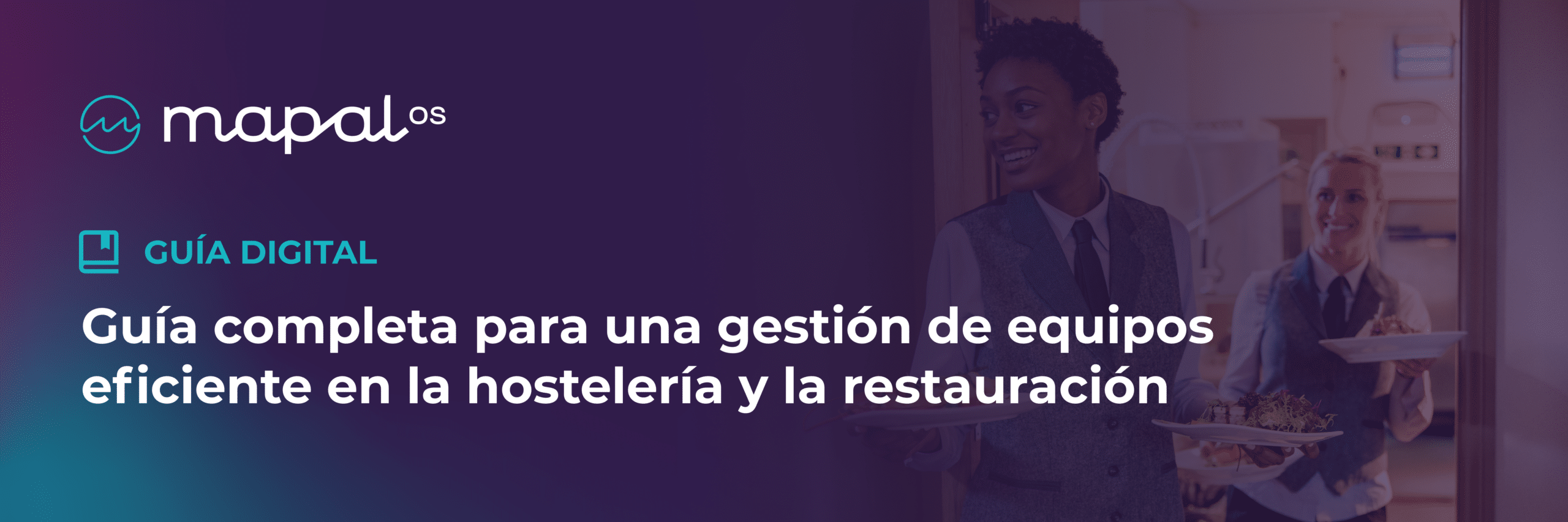 Dos empleados de un restaurante, uno de ellos llevando comida, sonríen mientras trabajan. El texto dice: «Guía completa para una gestión eficiente de equipos en la hostelería y la restauración». A la izquierda aparece el logotipo de Mapal OS.