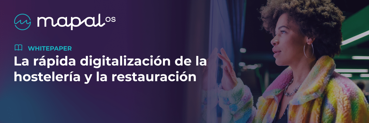 Una persona con un abrigo de colores está de pie junto a una ventana, mirando hacia fuera. El texto de la izquierda dice: «La rápida digitalización de la hostelería y la restauración». También se ven el logotipo de Mapal OS y la etiqueta del informe técnico.