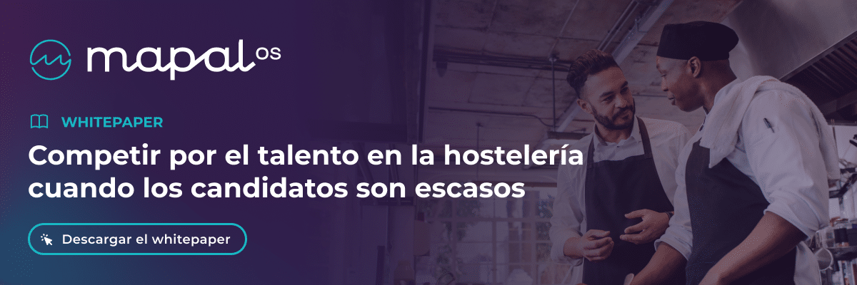 Dos hombres charlan y sonríen en la cocina de un restaurante. Un texto en español promociona un informe técnico sobre cómo competir por el talento en el sector de la hostelería cuando escasean los candidatos, con un botón para descargar el informe.