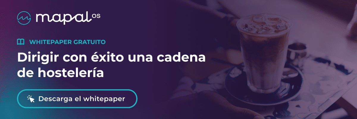Una mano sostiene una bandeja con un café y un vaso de agua. Texto: «Dirigir con éxito una cadena de hostelería» y «Descarga el informe técnico». La imagen es oscura y tiene superpuesto un degradado de color azul violáceo.