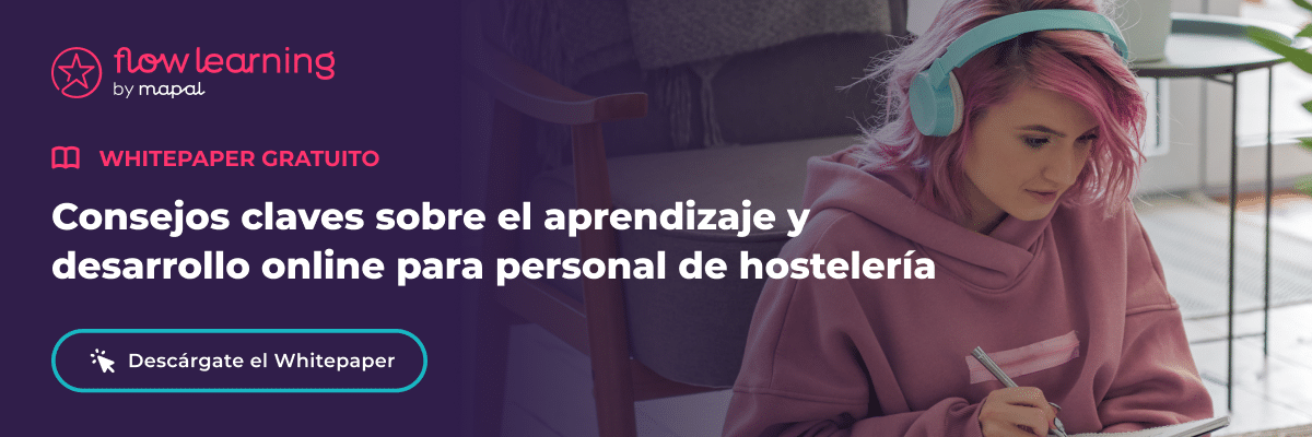 Una joven con el pelo rosa y auriculares estudia sentada en un escritorio. El texto en español promociona un informe técnico gratuito sobre la formación en línea para el personal del sector hotelero. El botón invita a los usuarios a descargar el informe técnico.