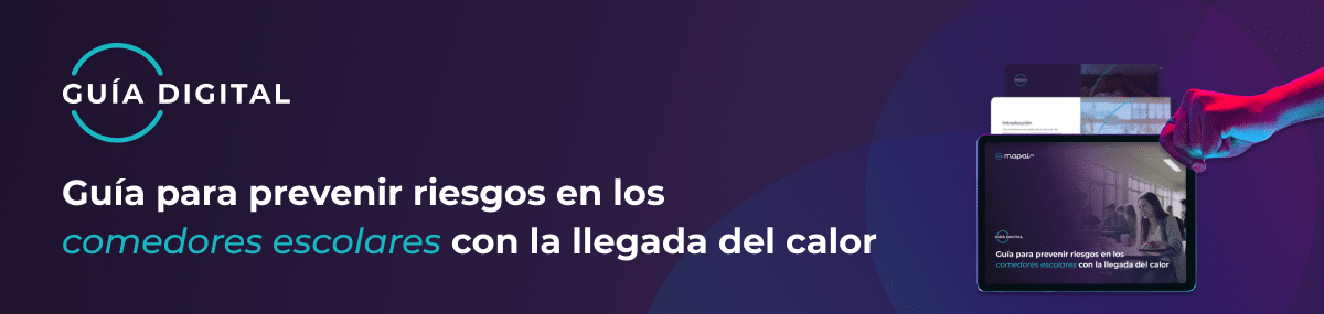 Una tableta en la que se muestra una guía digital titulada «Guía para prevenir riesgos en los comedores escolares con la llegada del calor», sostenida con una mano sobre un fondo oscuro.