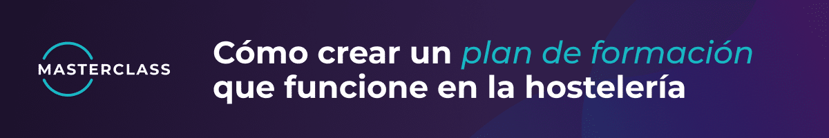 Cartel con el logotipo de MASTERCLASS y el texto en español: «Cómo crear un plan de formación que funcione en el sector de la hostelería», sobre un fondo oscuro con detalles en azul y morado.